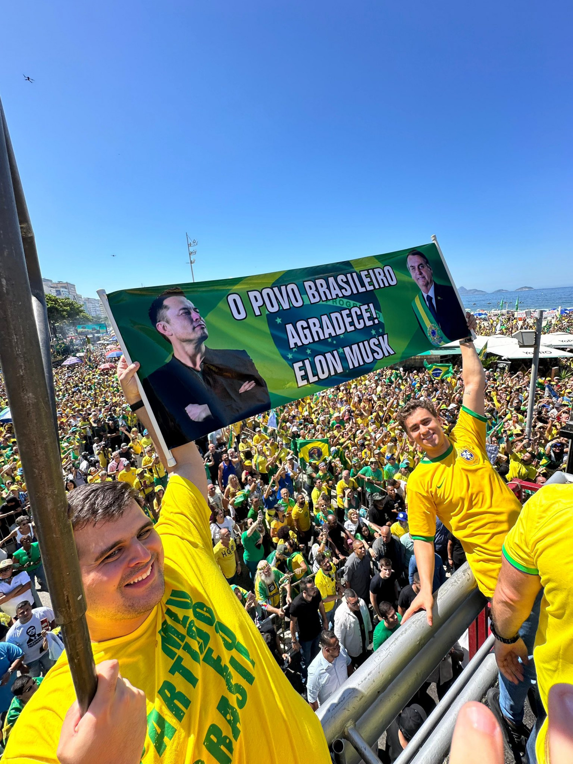 Nikolas Ferreira levanta mensagem de agradecimento a Elon Musk durante ato pró-Bolsonaro neste domingo (21)