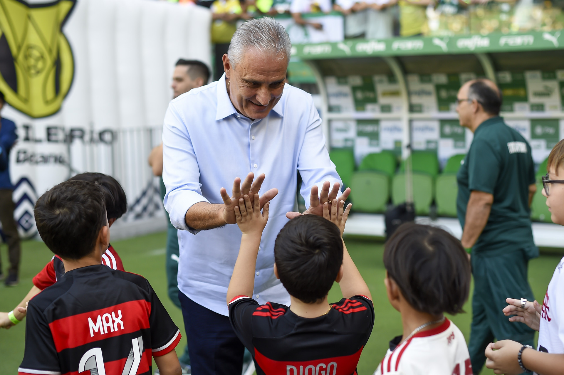 Antes do jogo, Tite cumprimentou jovens torcedores do Flamengo - Marcelo Cortes / Flamengo