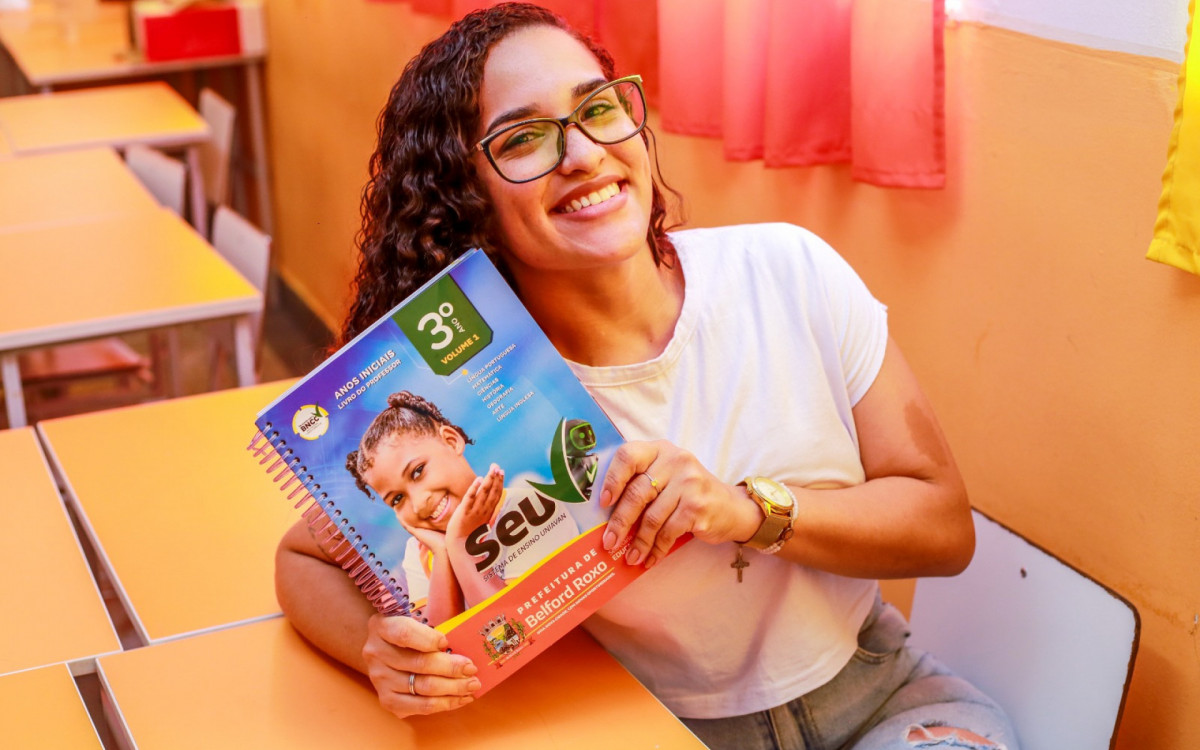 A professora da Escola Municipal Maria da Conceição Carneiro, Stefani Santos, destacou a importância da formação continuada