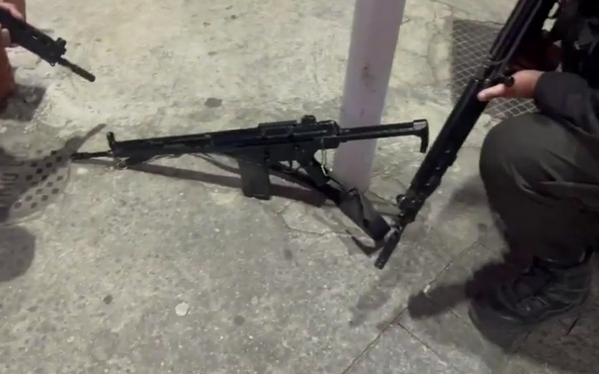 Fuzil apreendido após tiroteio entre PMs e bandidos na Avenida Dom Hélder Câmara