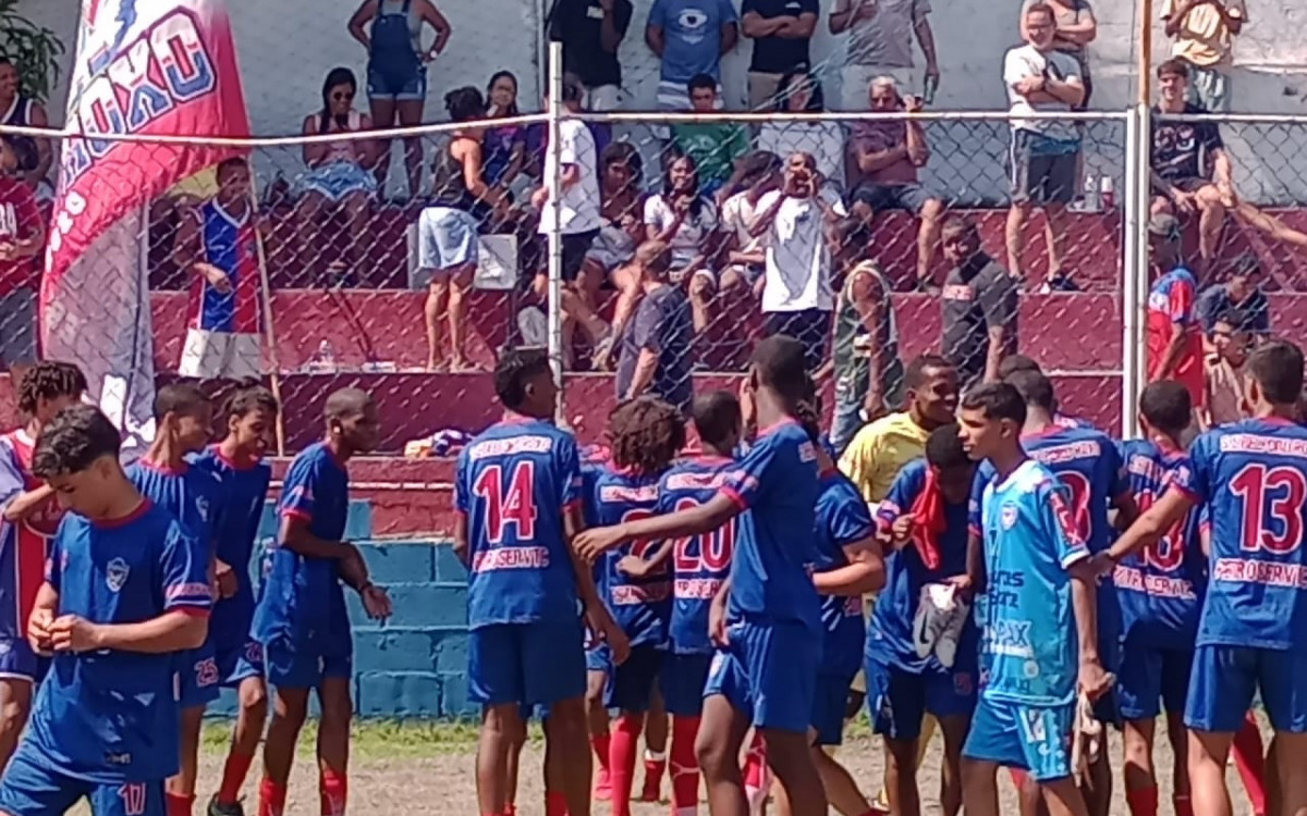 Os jogadores do Belford Roxo comemorando a vitória com a torcida