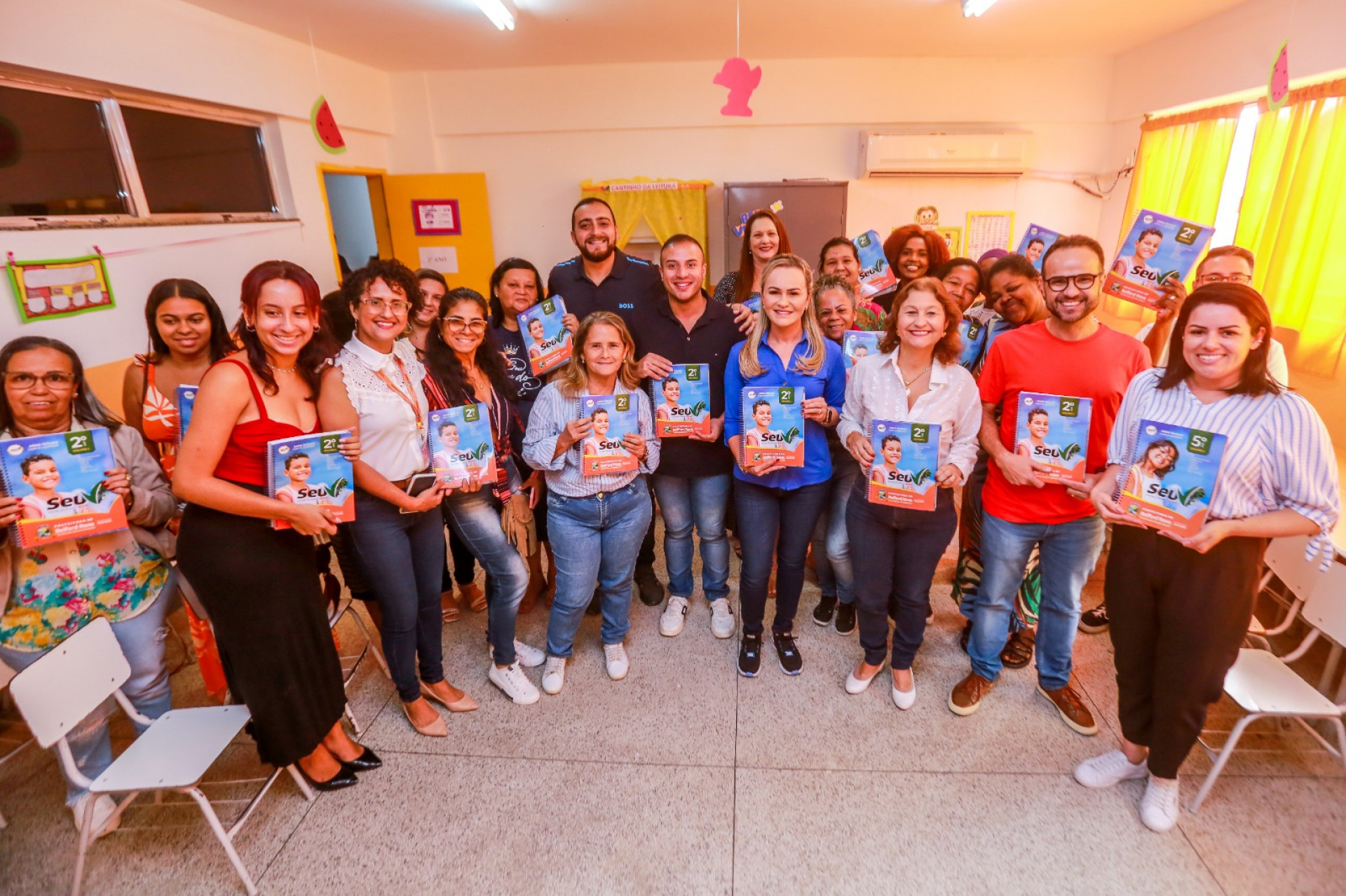 Ao final do evento, o secretário Denis Macedo e a ?primeira-dama e deputada federal Daniela do Waguinho se confraternizaram com os professores - Rafael Barreto/PMBR