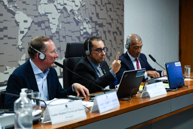 Textor rebate questionamento de Romário sobre possível venda do Botafogo: 'Pergunta estúpida'