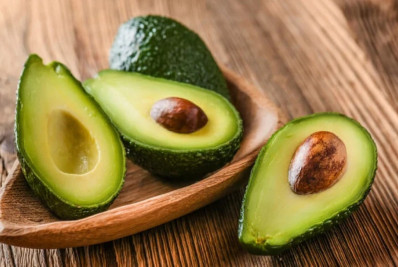 Abacate para a pele: conheça os benefícios que o óleo extraído da fruta por fazer por você