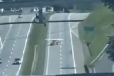 Vídeo: avião faz pouso forçado em rodovia do interior de São Paulo