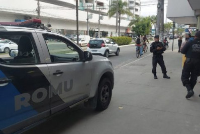 Mulher agride homem que estava com criança no colo e é detida pela Romu, em Cabo Frio