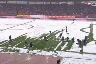 Torcedores do Zurique invadem campo para ajudar em meio à nevasca; confira
