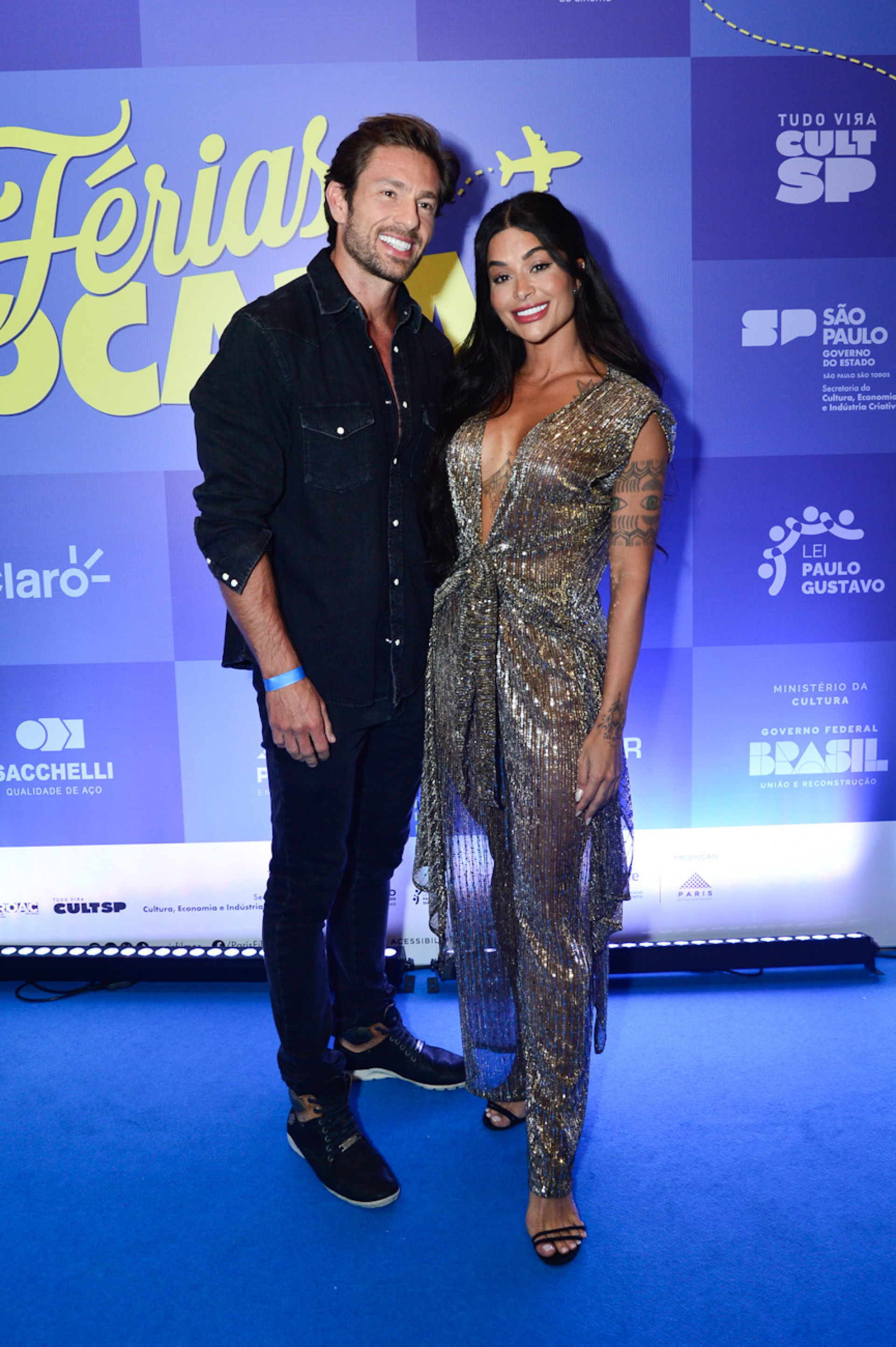 Aline Campos posa aos beijos com o namorado em pré-estreia de filme em SP - Eduardo Martins/ Agnews