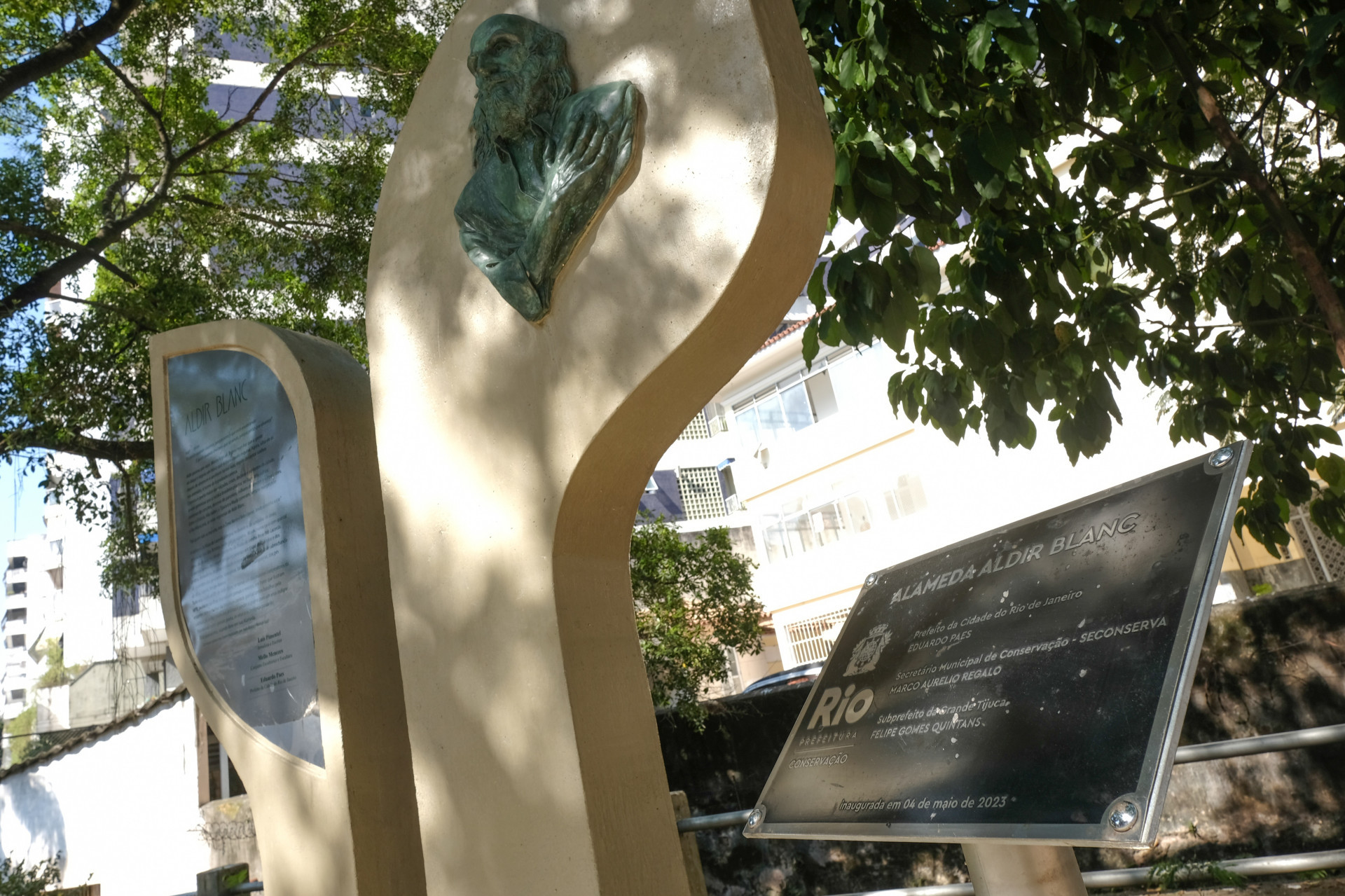 Busto Aldir Blanc na Tijuca foi revitalizado, nesta segunda-feira (22), ap&oacute;s picha&ccedil;&otilde;es - Pedro Ivo/Ag&ecirc;ncia O Dia