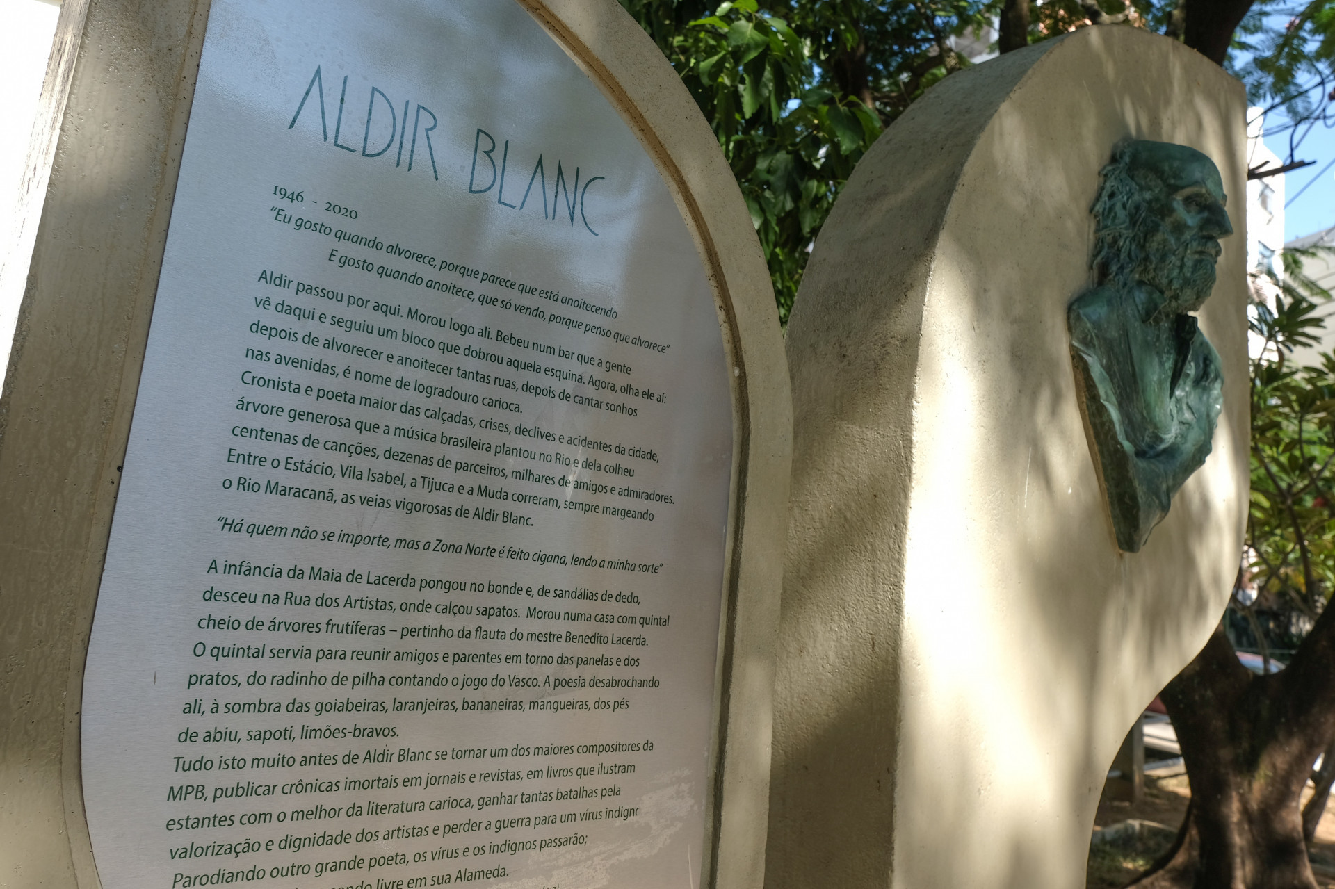 Busto Aldir Blanc na Tijuca foi revitalizado, nesta segunda-feira (22), ap&oacute;s picha&ccedil;&otilde;es - Pedro Ivo/Ag&ecirc;ncia O Dia