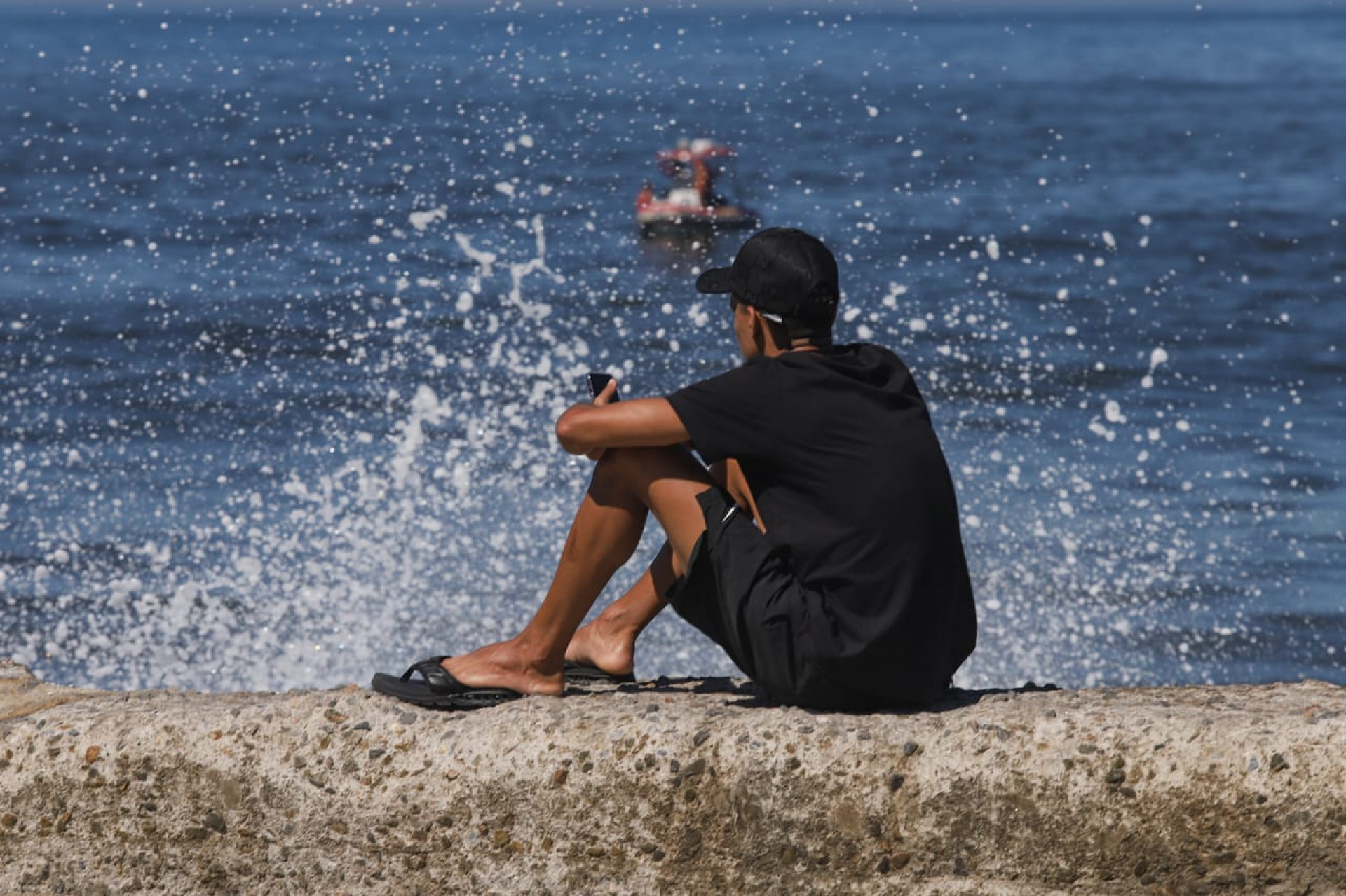 Lucas dos Santos Silva, irmão de Wagno, acompanha busca dos bombeiros - Renan Areias / Agência O Dia