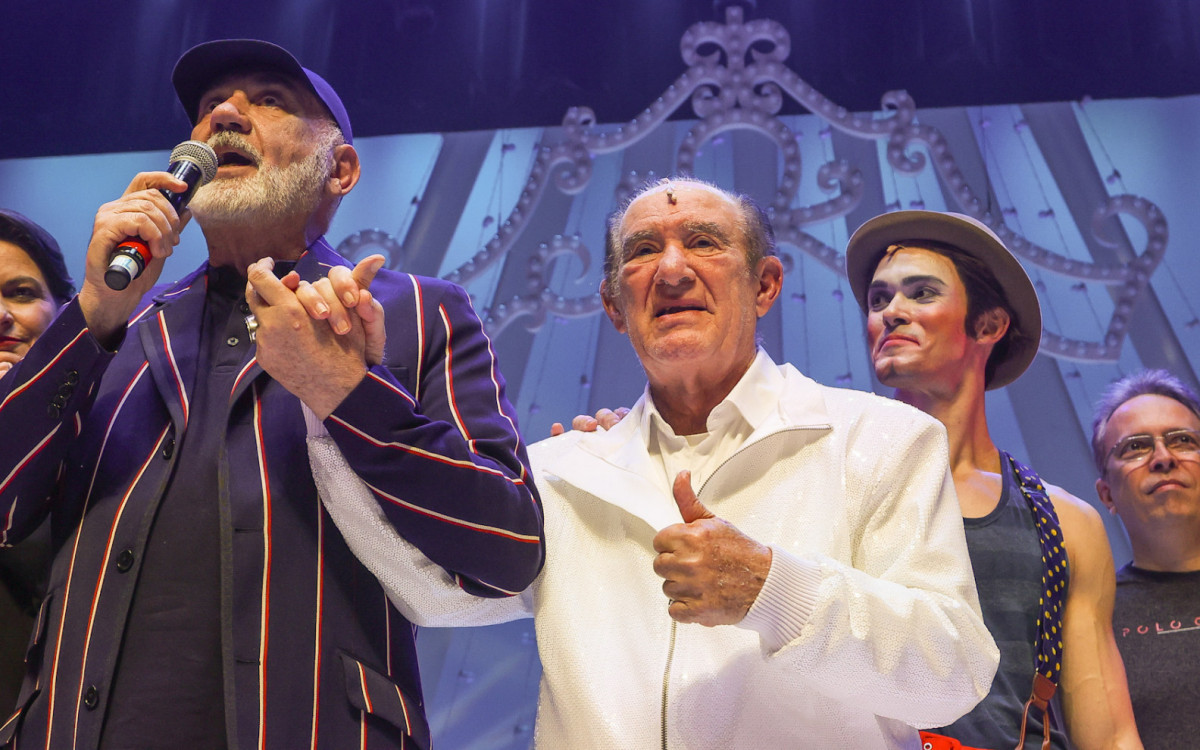 Renato Aragão sendo homenageado 