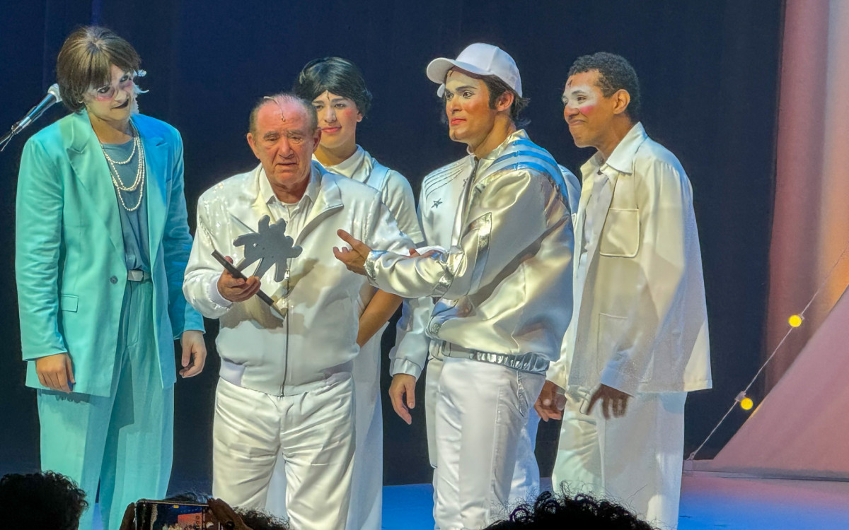 Renato Aragão recebendo homenagem