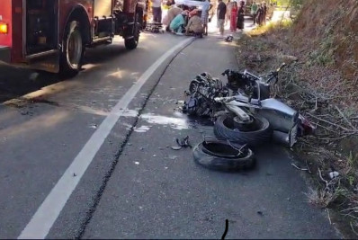 Moto se parte ao meio durante colisão