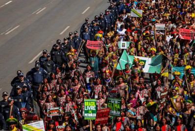 Indígenas fazem protesto em frente ao Planalto, enquanto Lula se reúne com lideranças