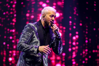 Belo celebra 50 anos e ganha bolo de fã durante show