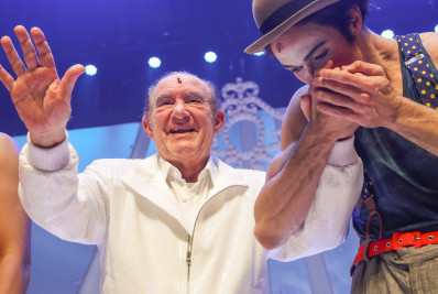 Famosos prestigiam estreia de musical com Renato Aragão