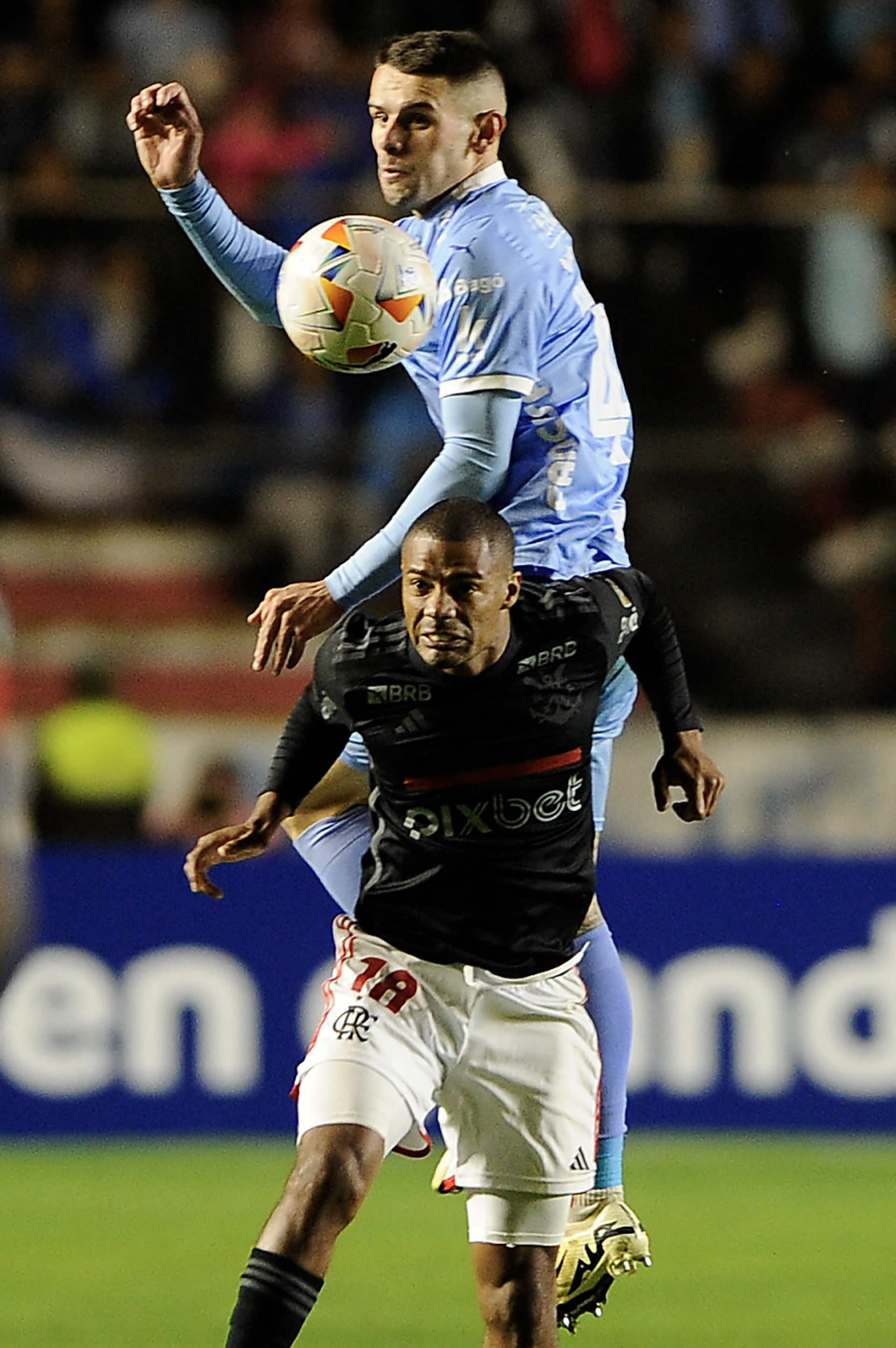 O meia De La Cruz foi um dos poucos titulares que atuou na partida de ontem, em La Paz, na Bolívia - AFP
