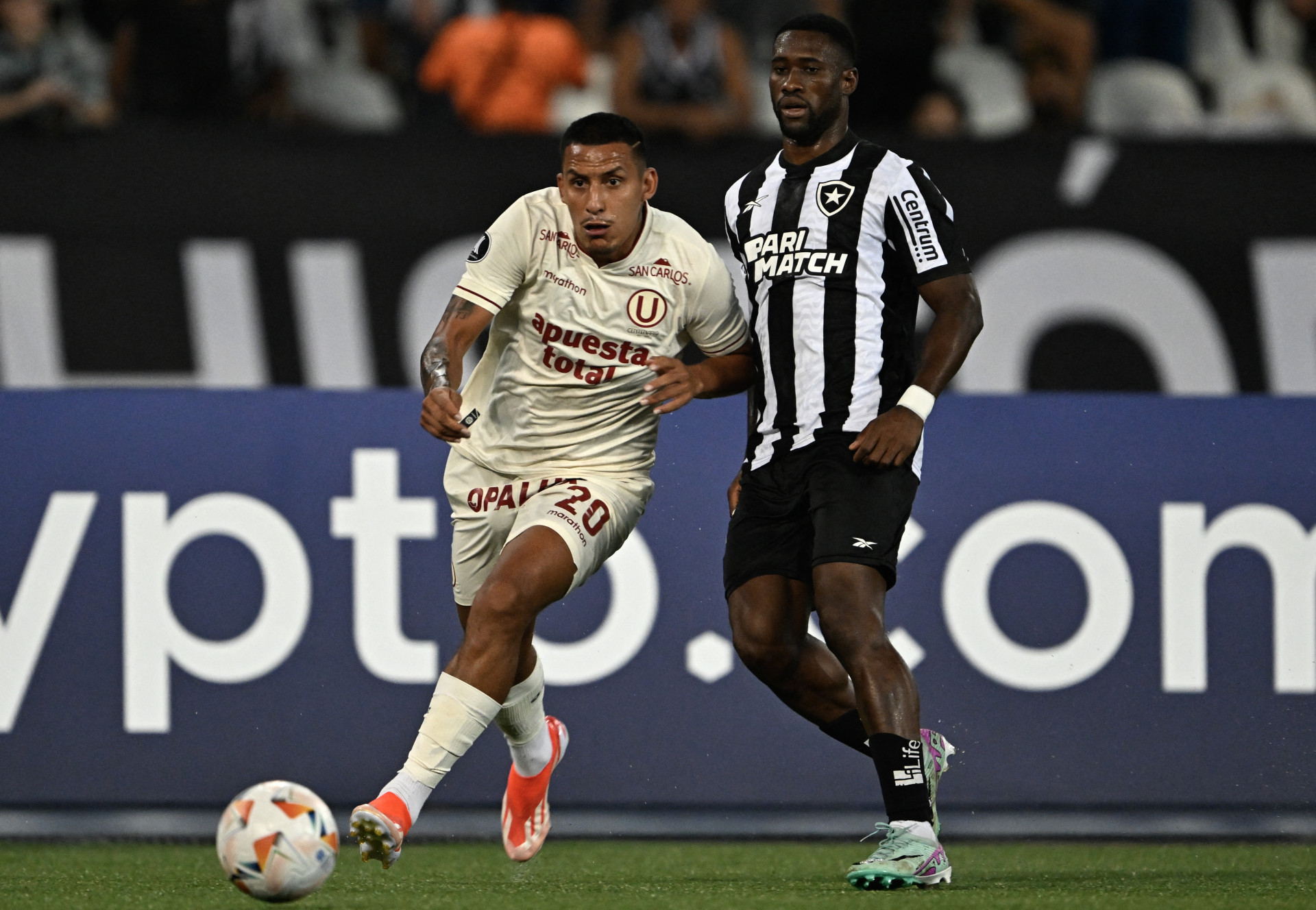 Botafogo e Universitario se enfrentaram no Nilton Santos - AFP