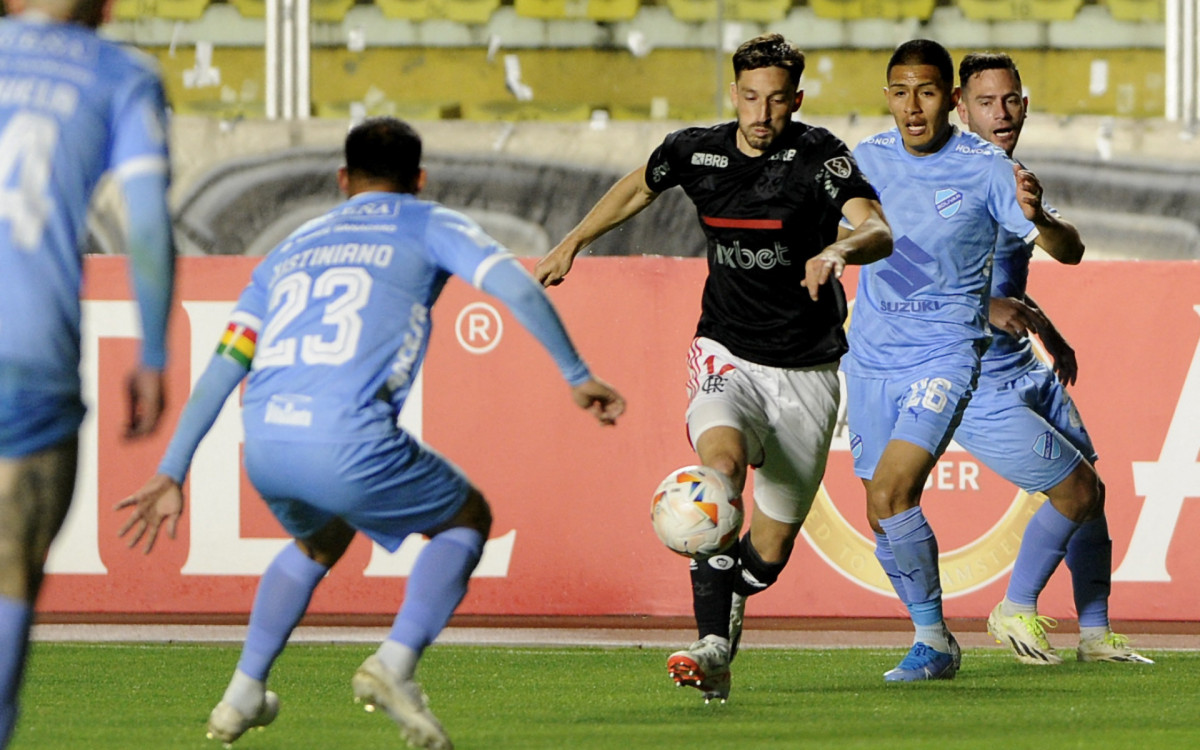 Flamengo's Uruguayan defender Matías Viña (C) and Bolivar's midfielder Leonel Justiniano (L) fight for the ball during the Copa Libertadores group stage first leg football match between Paraguay's Libertad and Argentina's River Plate at the Defensores del Chaco Stadium in Asuncion on April 24, 2024.
JORGE BERNAL / AFP

Flamengo's Uruguayan defender Matías Viña (C) and Bolivar's midfielder Leonel Justiniano (L) fight for the ball during the Copa Libertadores group stage first leg football match between Paraguay's Libertad and Argentina's River Plate at the Defensores del Chaco Stadium in Asuncion on April 24, 2024.
JORGE BERNAL / AFP

Flamengo's Uruguayan defender Matías Viña (C) and Bolivar's midfielder Leonel Justiniano (L) fight for the ball during the Copa Libertadores group stage first leg football match between Paraguay's Libertad and Argentina's River Plate at the Defensores del Chaco Stadium in Asuncion on April 24, 2024.
JORGE BERNAL / AFP

