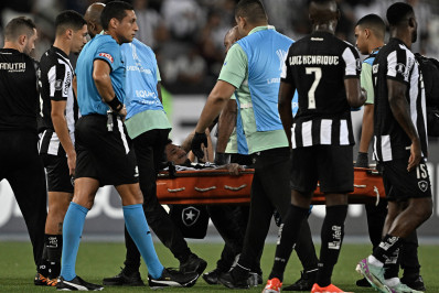 Tiquinho sente lesão em jogo do Botafogo e é substituído com apenas sete minutos