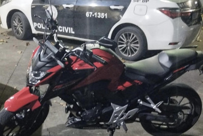 PM prende dois suspeitos e recupera motocicleta roubada em Belford Roxo