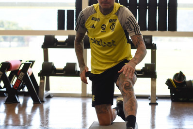 Pulgar sofre entorse no tornozelo e vira preocupação para o Flamengo