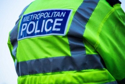 Três homens são presos no Reino Unido associados à morte de cinco migrantes