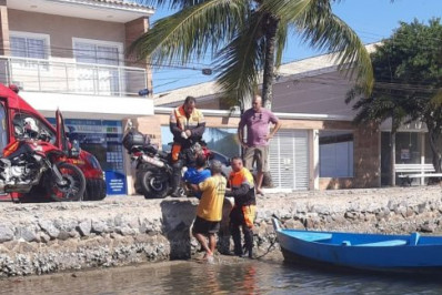 Homem é resgatado em estado de desorientação no Canal do Itajuru, em Cabo Frio