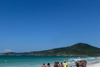 URGENTE: Surfistas encontram corpo boiando na Praia do Pontal, em Arraial do Cabo