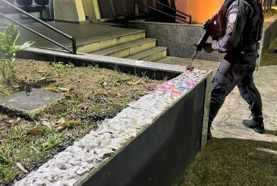 Homem foge de abordagem da PM e abandona drogas em Resende