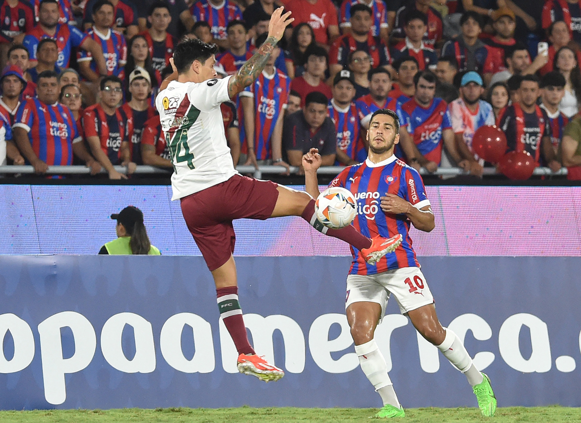 Fluminense e Cerro Porteño se enfrentaram no Paraguai - AFP