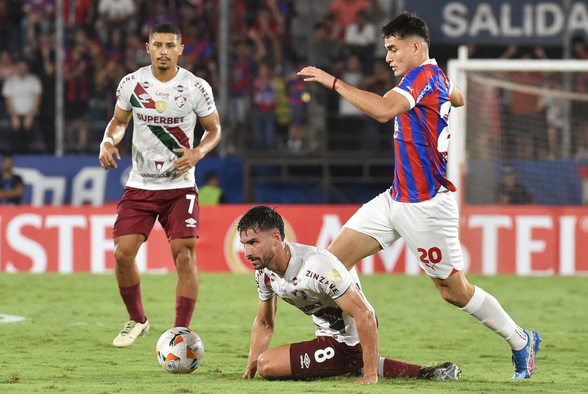 Fluminense e Cerro Porteño se enfrentaram no Paraguai - AFP