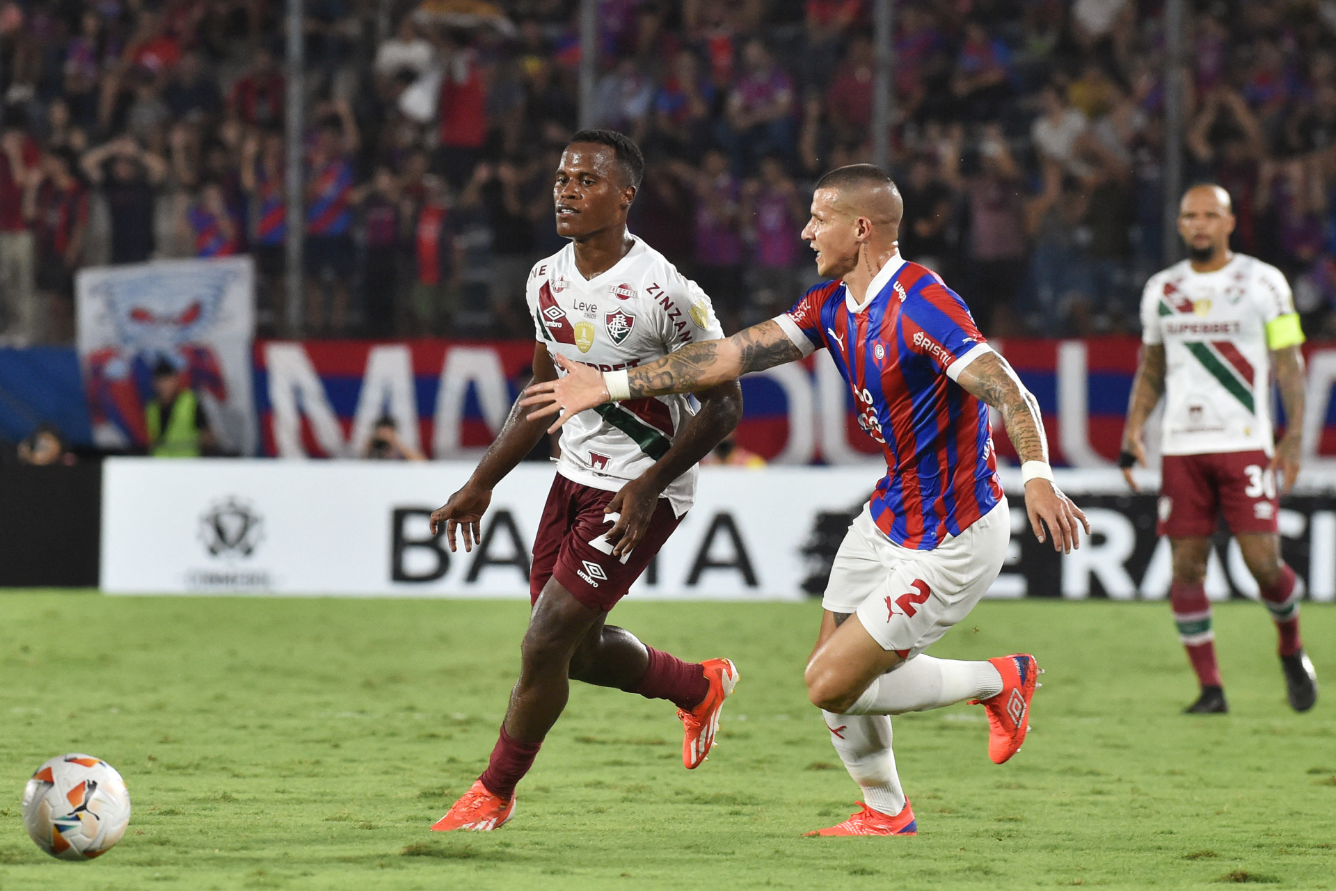 Fluminense teve poucas oportunidades contra o Cerro Porteño - AFP