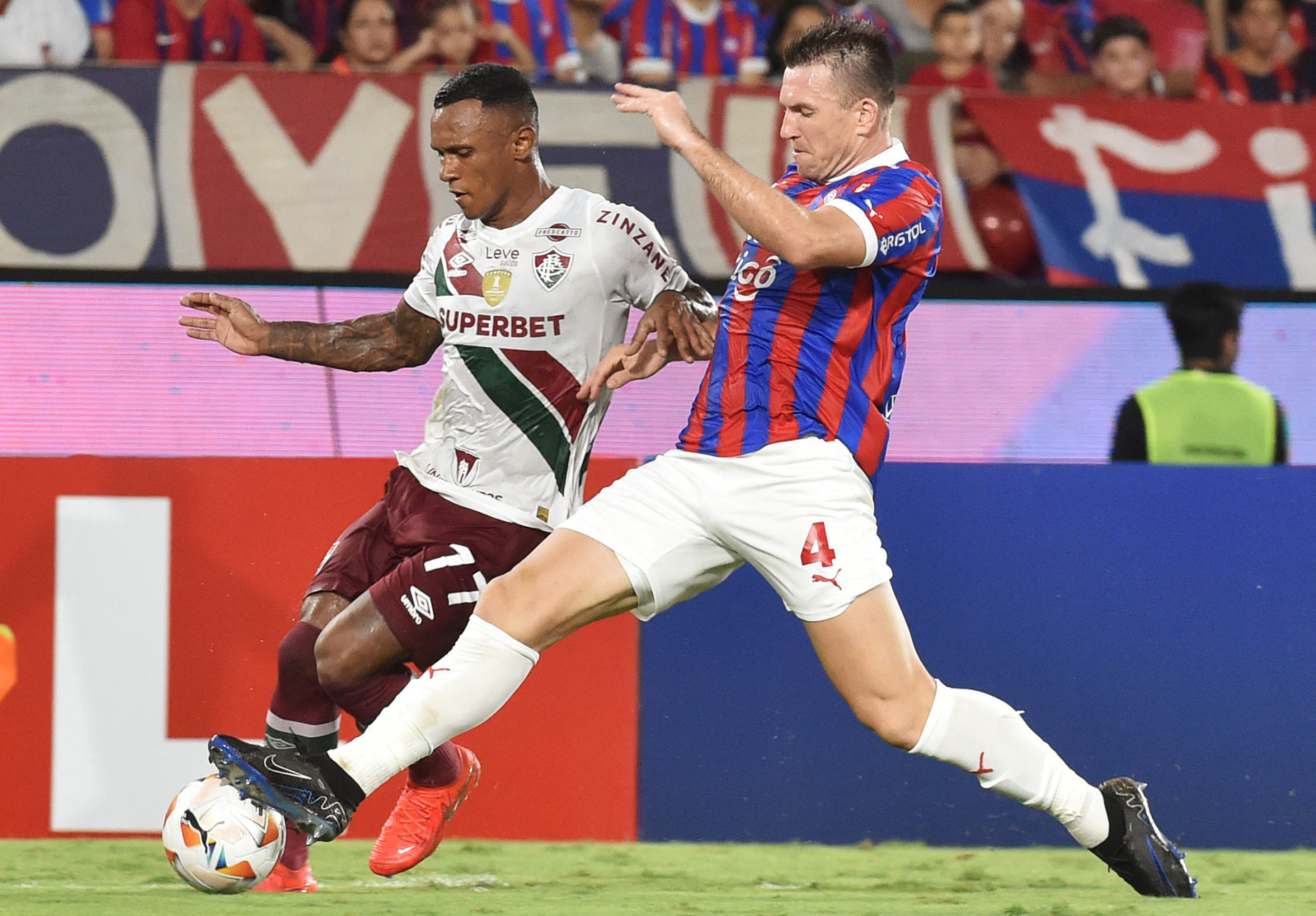 Fluminense e Cerro Porteño se enfrentaram no Paraguai - AFP