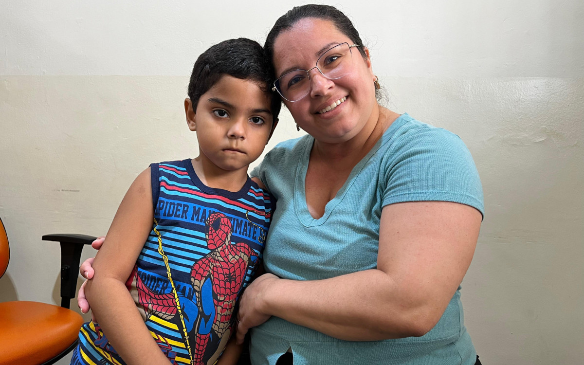 A enfermeira Viviane de Abreu, ao lado do filho Guilherme destacou a importância das vacinas