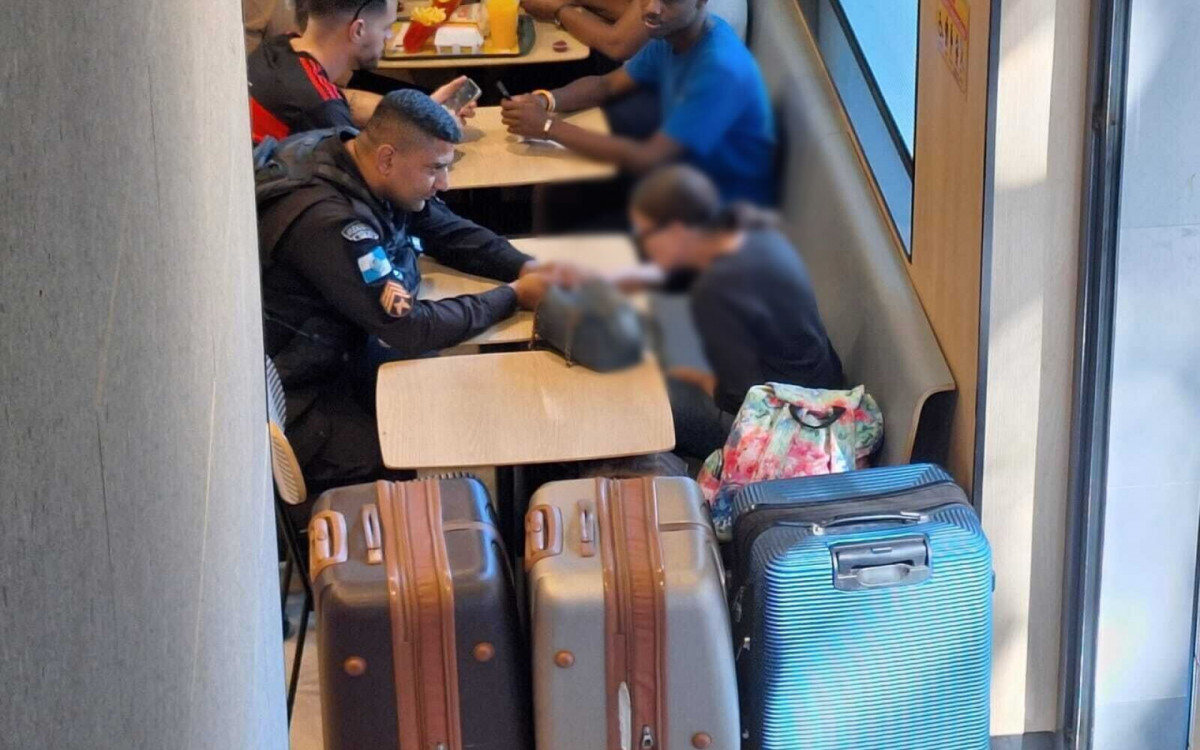 Policial militar conversa com Susane no McDonald\'s da Avenida Ataulfo de Paiva, no Leblon
