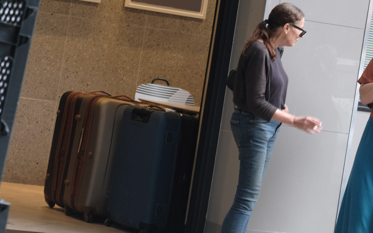 Susane Geremia, de 64 anos, est&aacute; com suas malas desde abril no McDonald\'s do Leblon