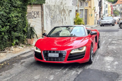 Roberto Carlos passeia de carro conversível na Urca