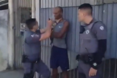 Policial joga spray de pimenta no rosto de cidadão que não oferece resistência