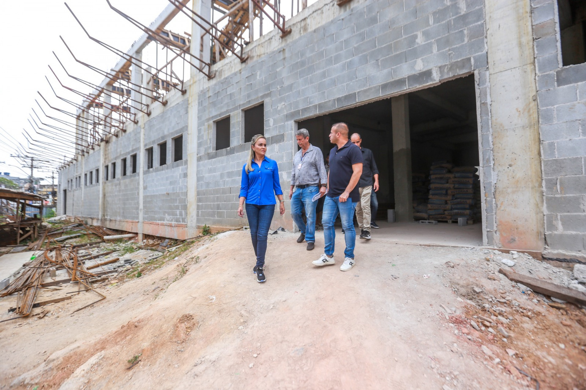 No Hospital Municipal, Daniela do Waguinho e Matheus Carneiro verificaram o andamento das obras de ampliação da unidade - Rafael Barreto/PMBR