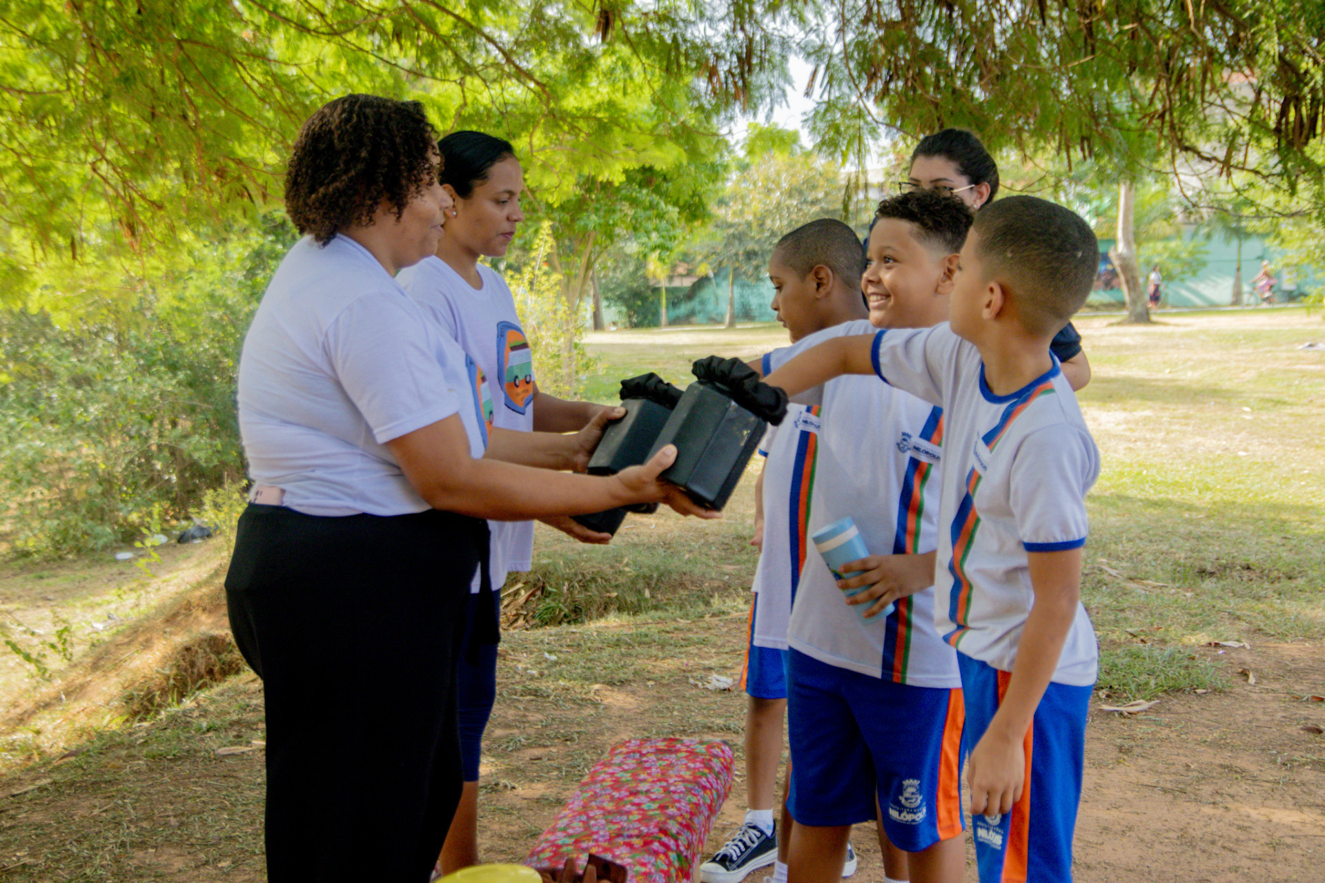 Students from EM Coronel Antonio Benigno Ribeiro participated in the Solos Itinerantes project, with a playful activity led by professor Sarah Lawall, from the Federal Rural University of Rio de Janeiro - Felipe Oliveira / PMN