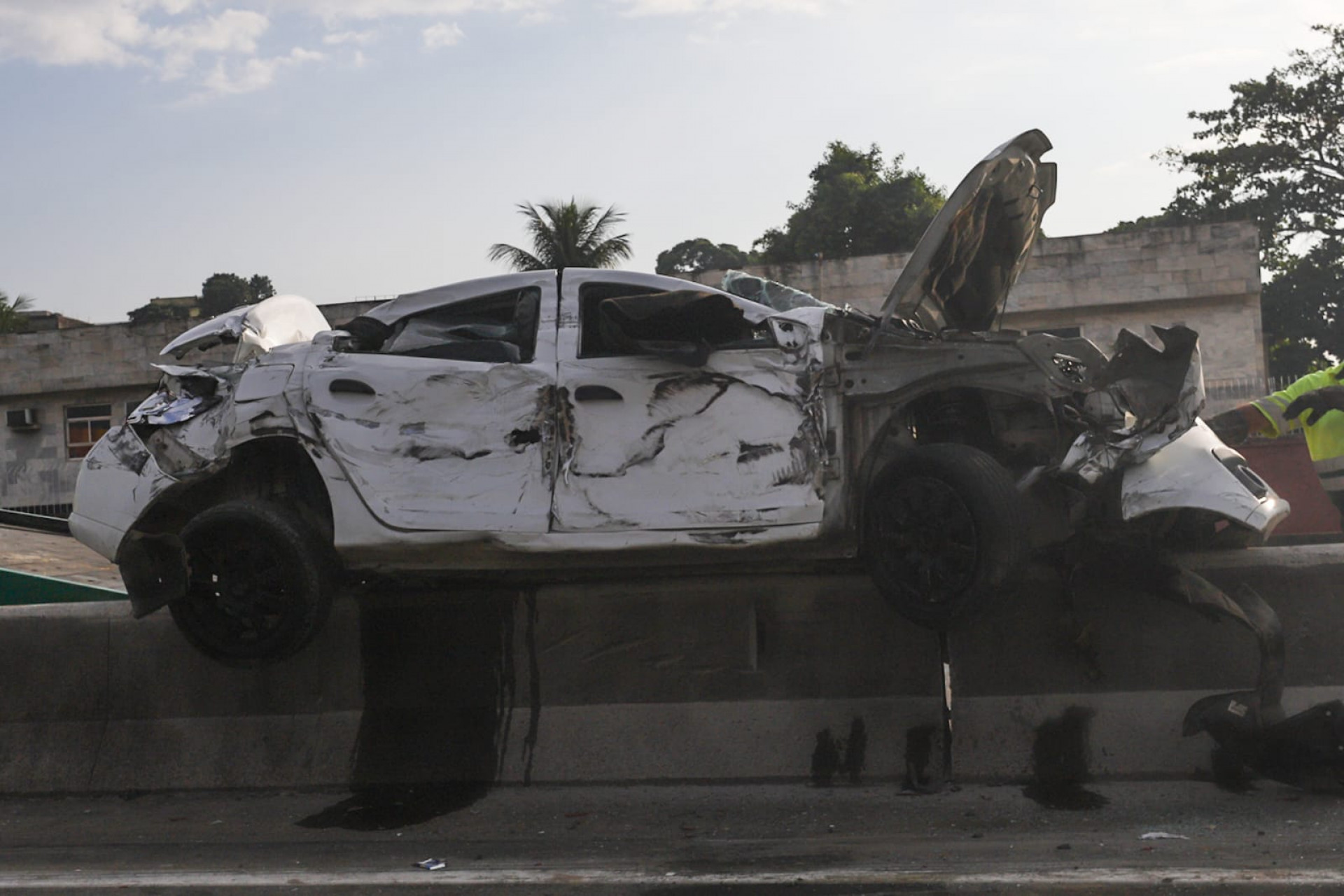 Acidente entre caminhão e carro na Via Dutra - Renan Areias/Agência O Dia
