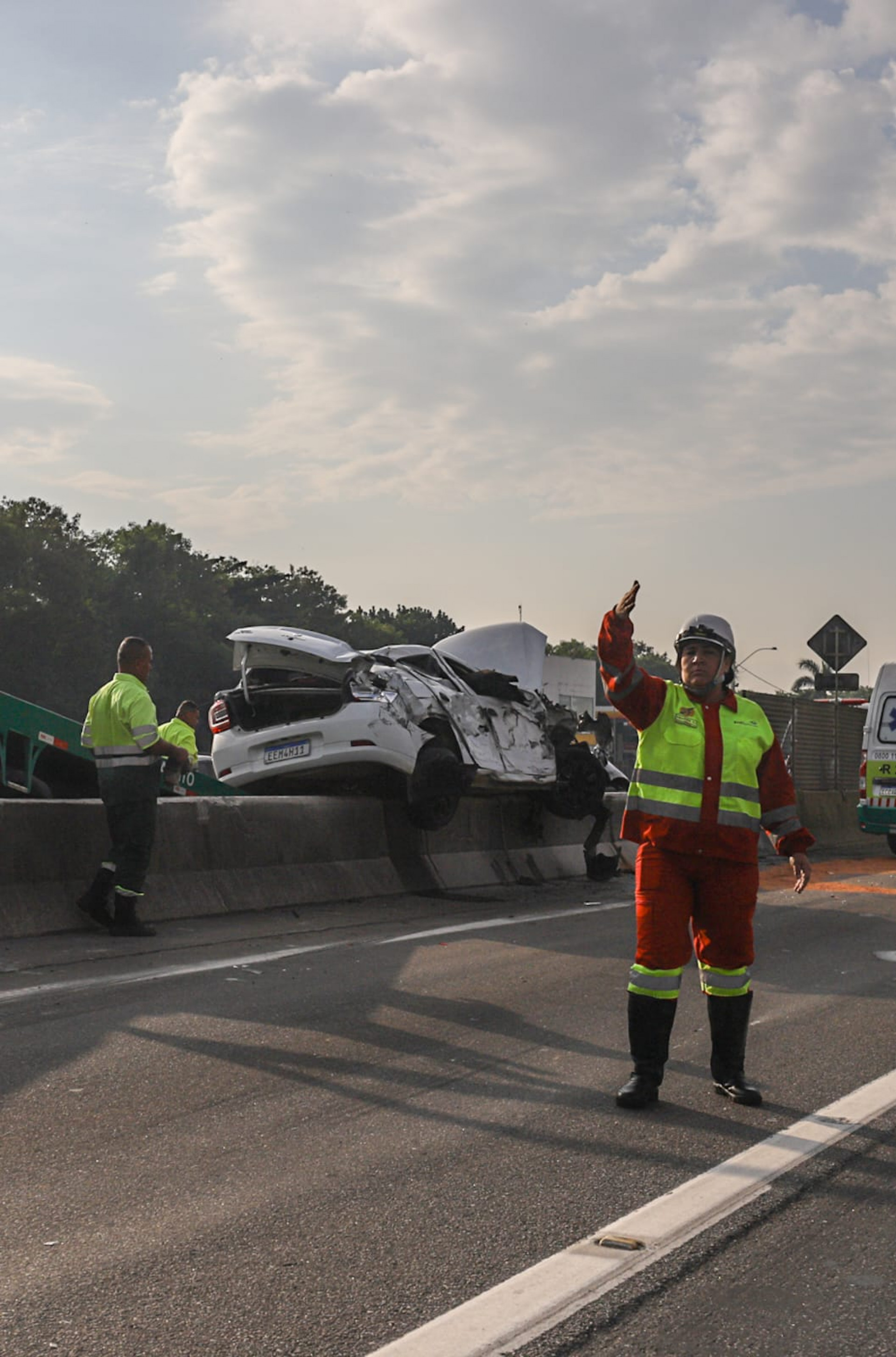 Acidente entre caminhão e carro na Via Dutra - Renan Areias/Agência O Dia