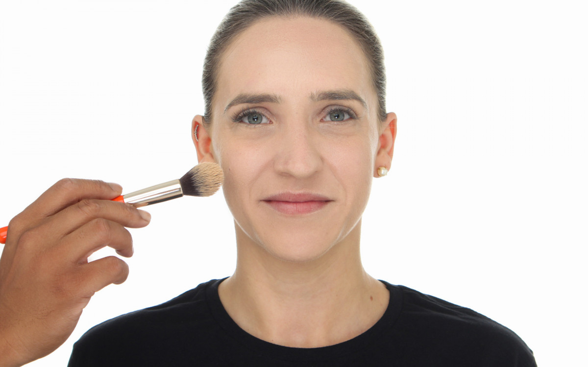 Aplique a base em todo o rosto deixando a pele uniforme-  de acordo com seu tom de pele