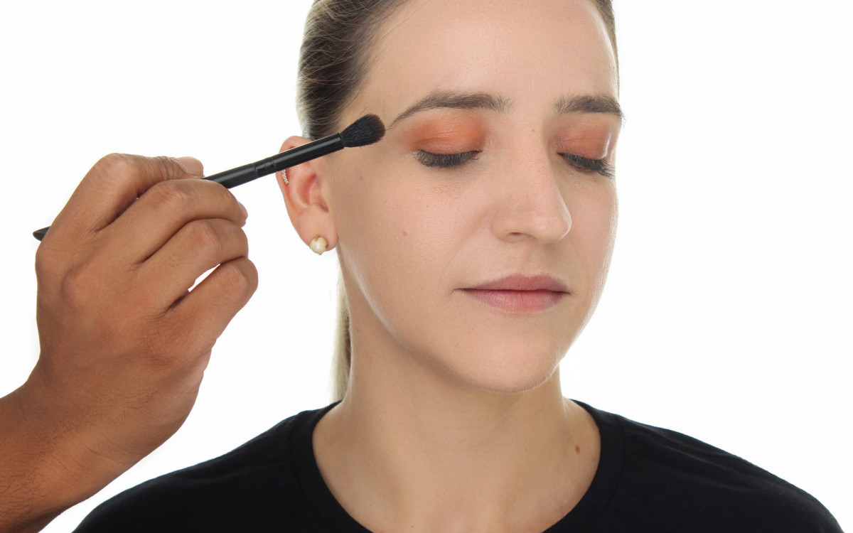 Aplique uma sombra marrom em toda a pálpebra