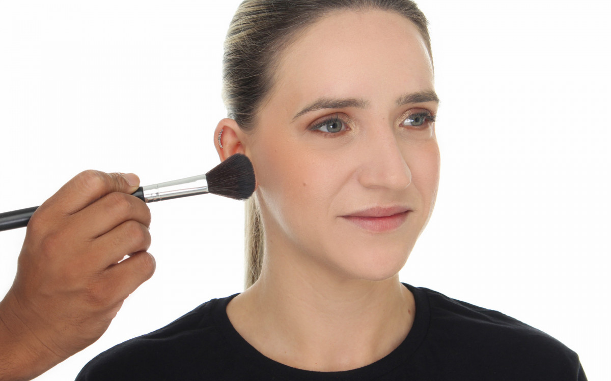 Faça um leve contorno e aplique o blush e o iluminador