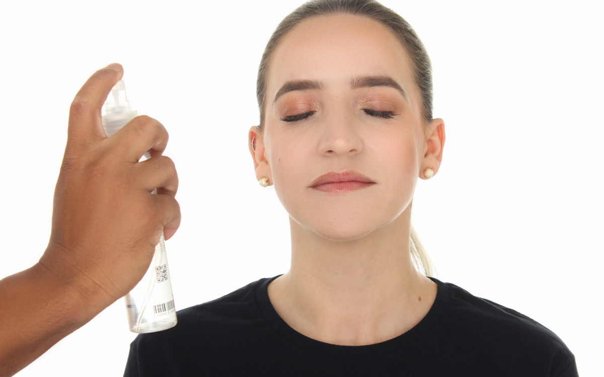 Aplique bruma fixadora para finalizar e fazer com que sua make dure a noite toda.