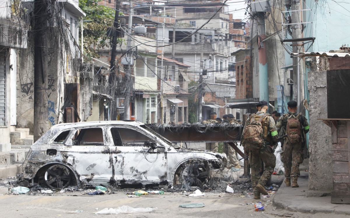 Operação policial no Complexo do Alemão e na Penha, nesta sexta-feira (26).