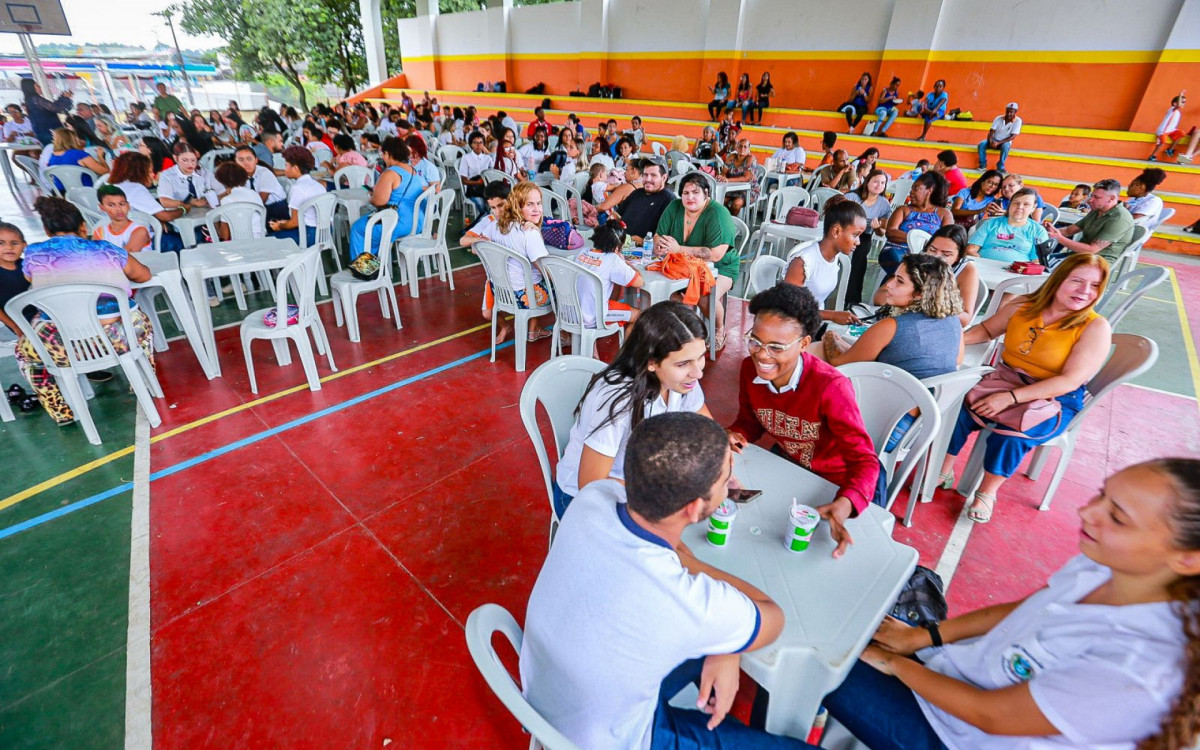 Alunos, familiares e público em geral se reuniram na quadra do Ciep Constantino Reis